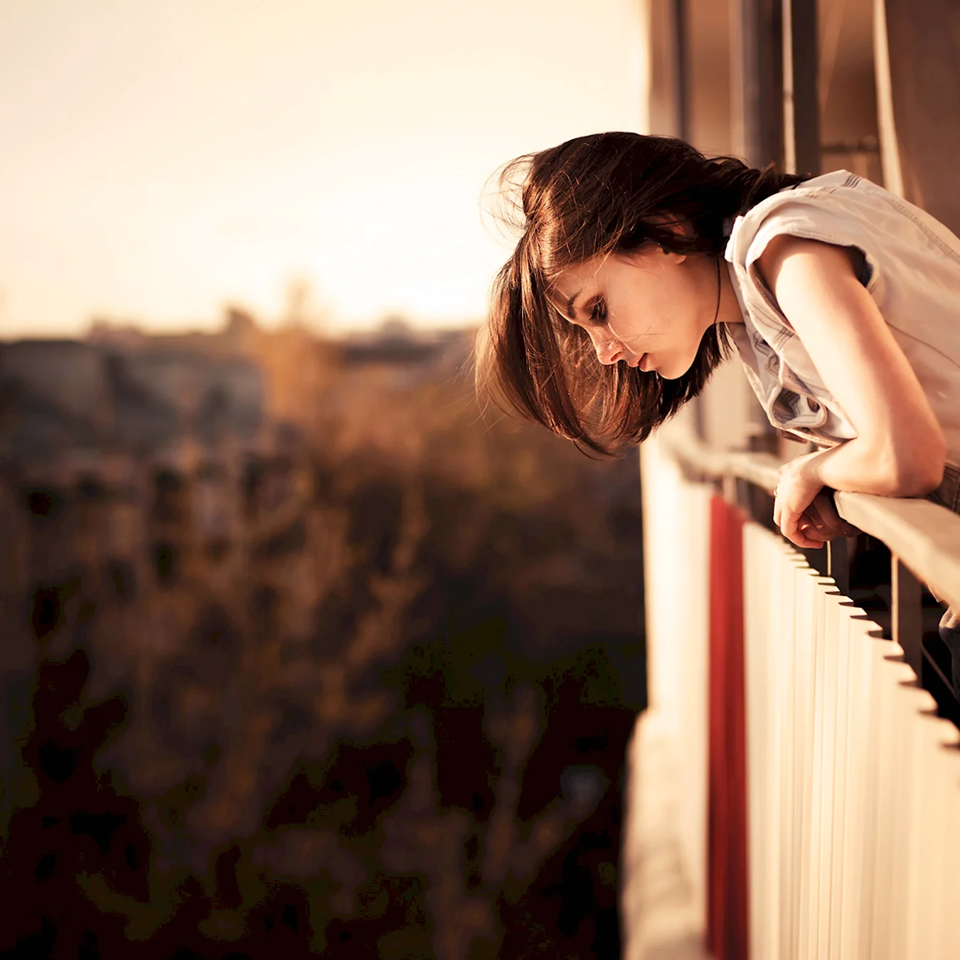 Девушка на балконе