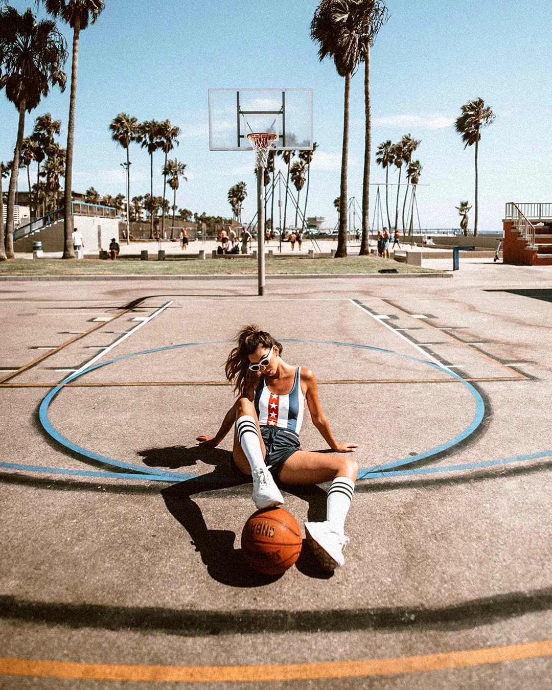 Девушка на баскетбольной площадке