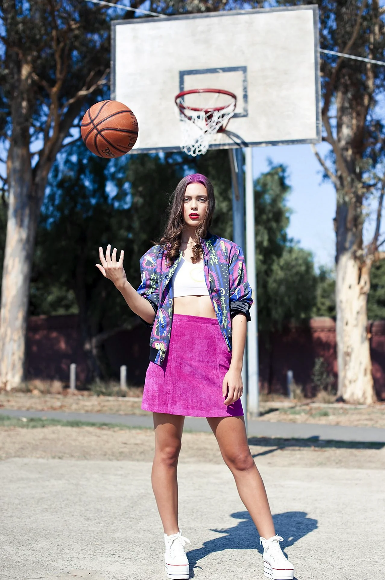 Девушка на баскетбольной площадке