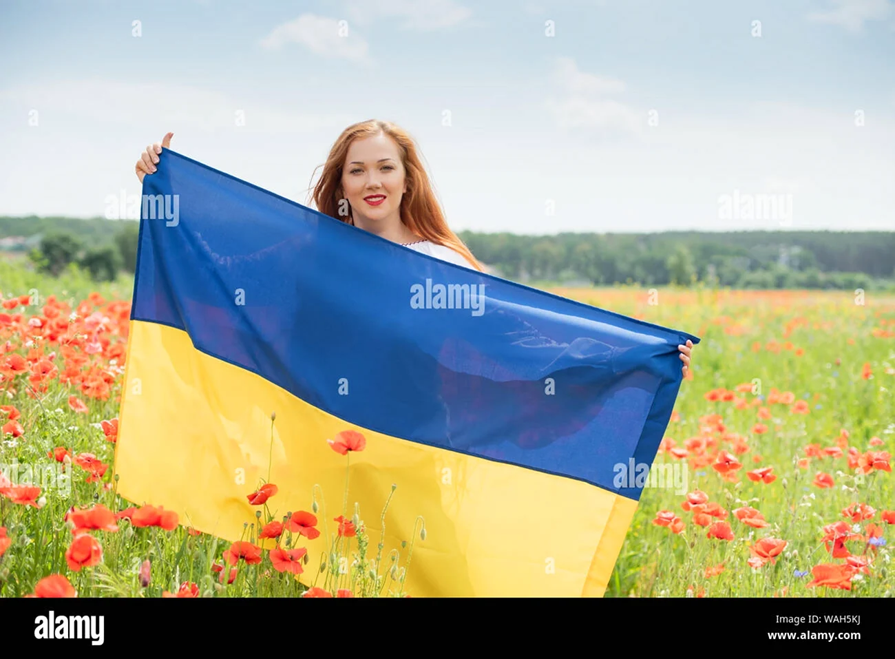 Девушка на фоне флага Украины