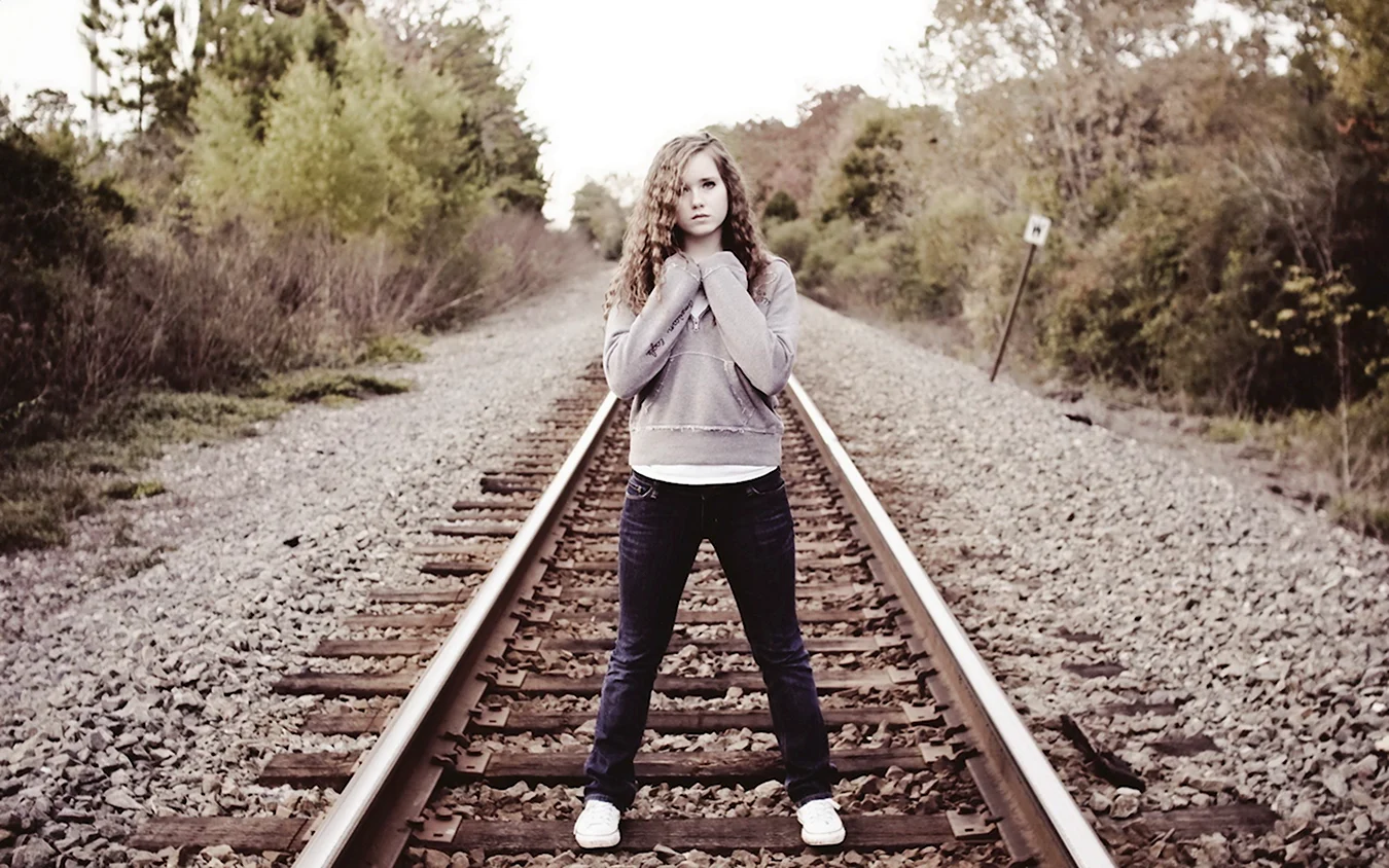 Девушка на фоне железной дороги