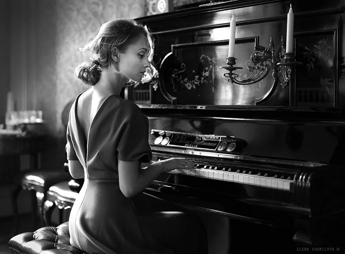 Девушка на рояле