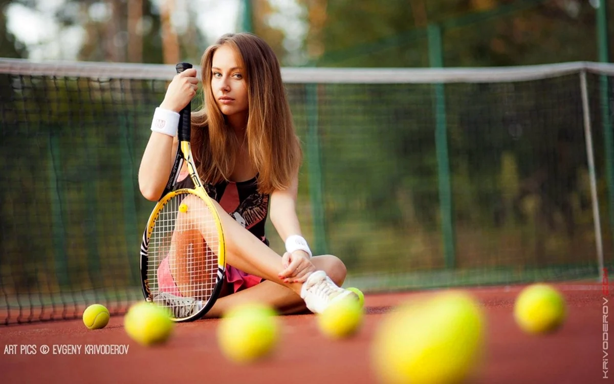 Девушка на теннисном корте