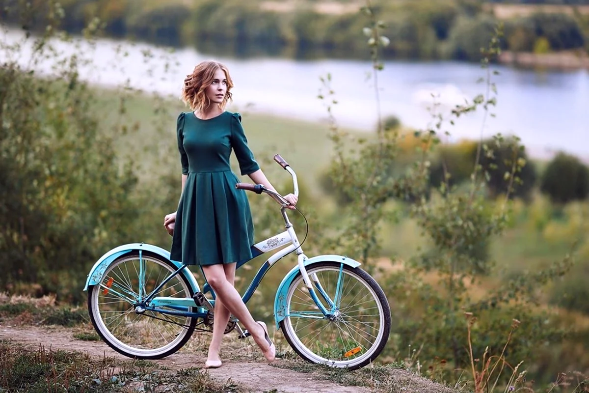 Девушка на велосипеде