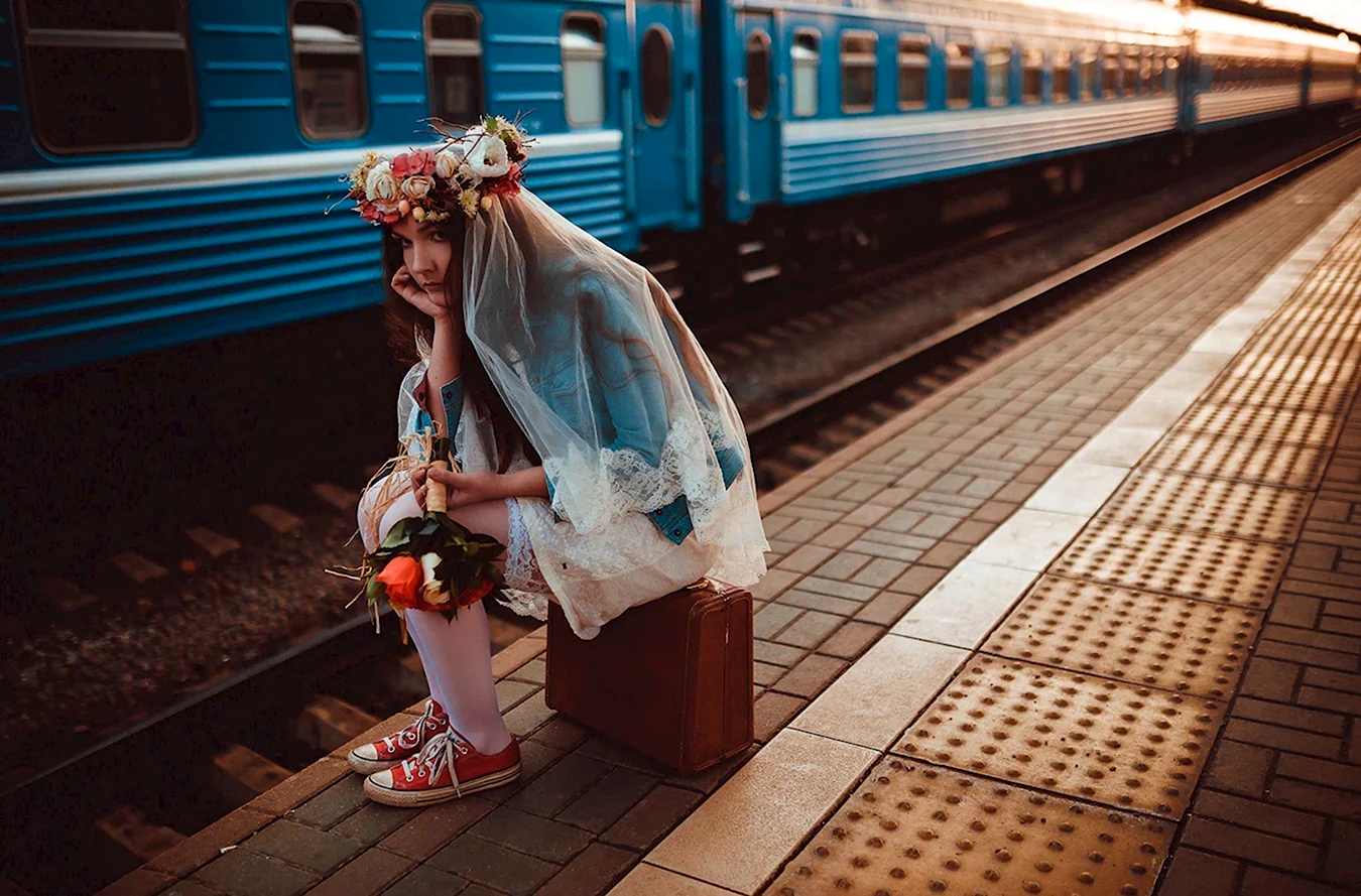 Девушка на вокзале с чемоданом