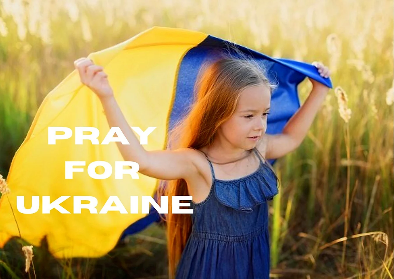 Девушка нарядилось в флаг Украины
