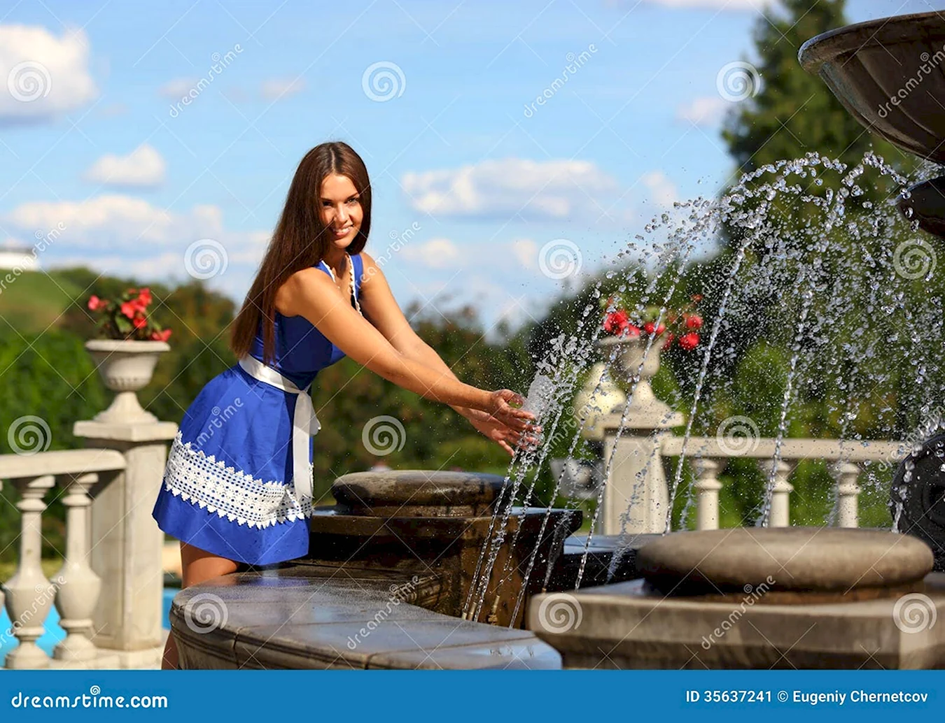 Девушка около фонтана