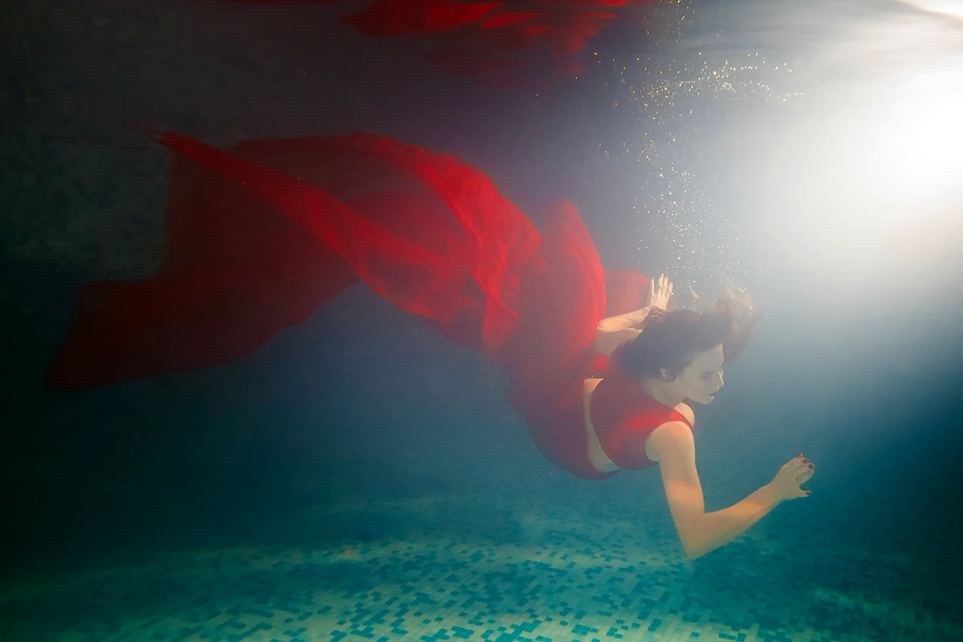 Девушка под водой в Красном
