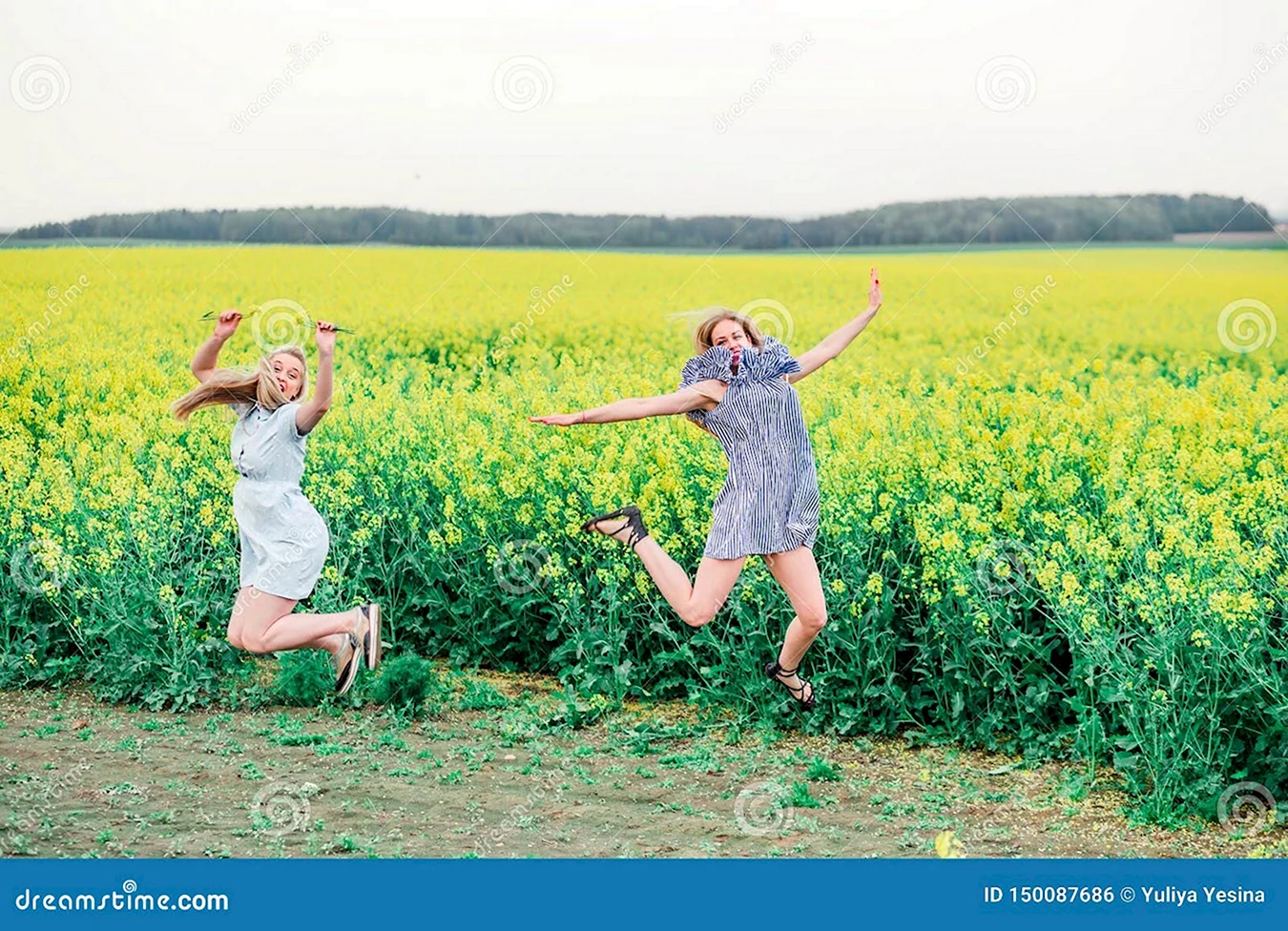 Девушка прыгает в поле