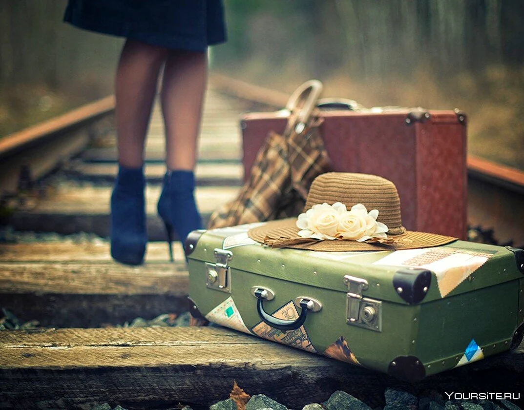 Девушка с чемоданом
