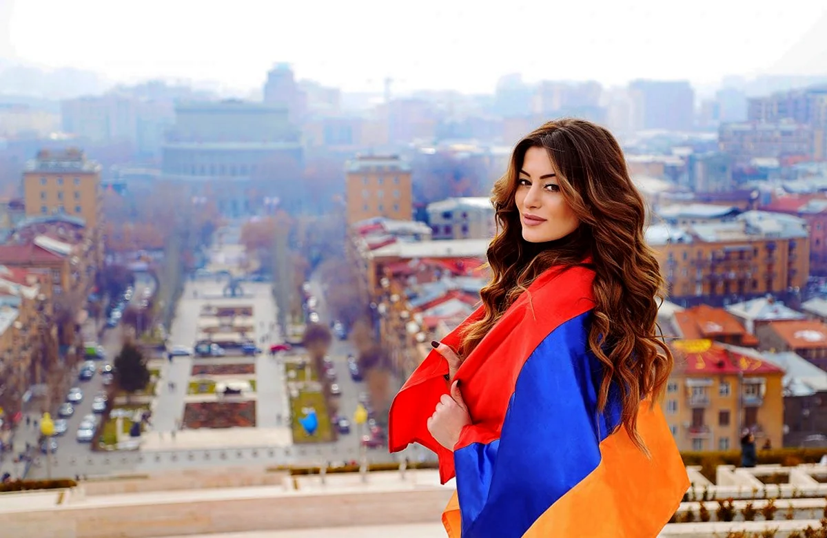 Девушка с флагом Армении