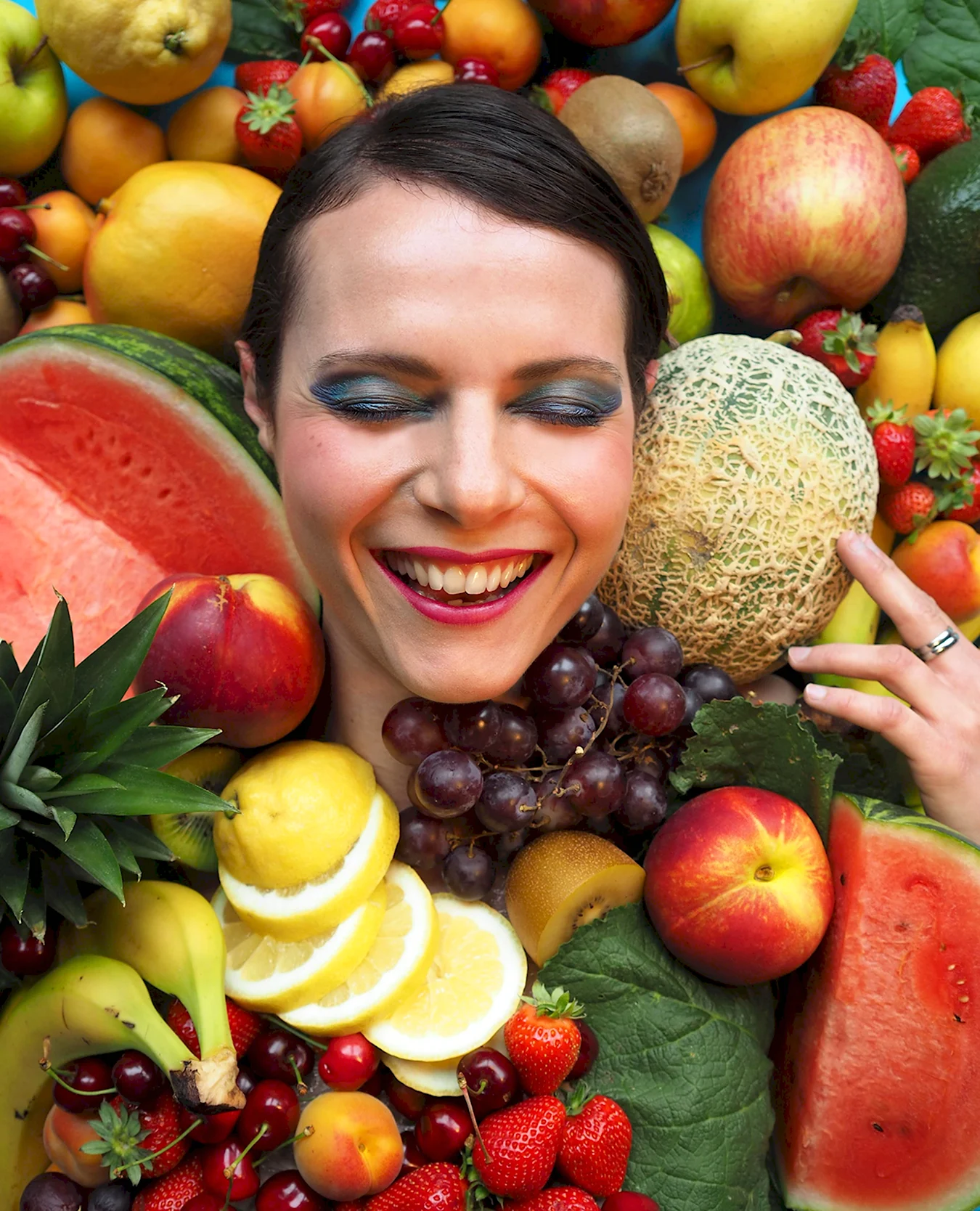 Девушка с фруктами