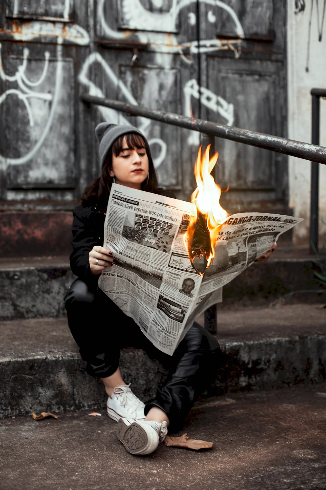 Девушка с горящей газетой