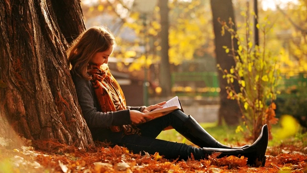 Девушка с книжкой в парке