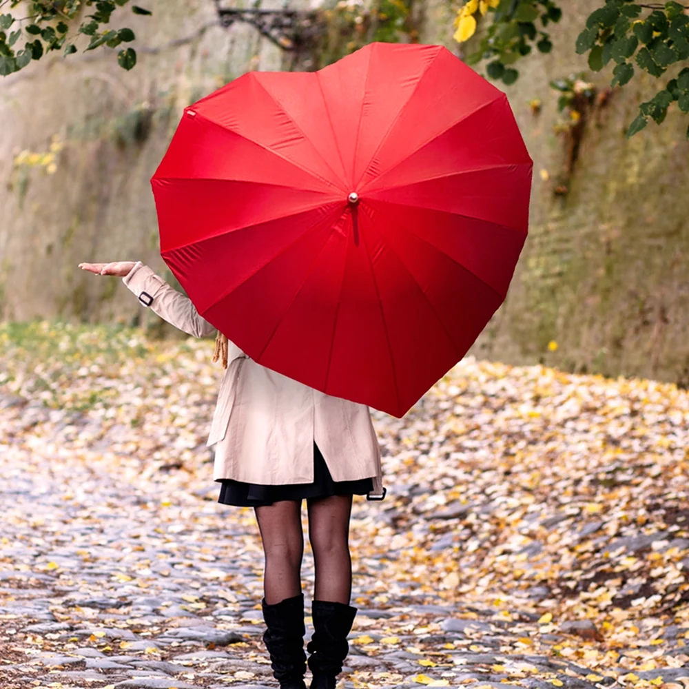 Девушка с красным зонтом в виде сердца