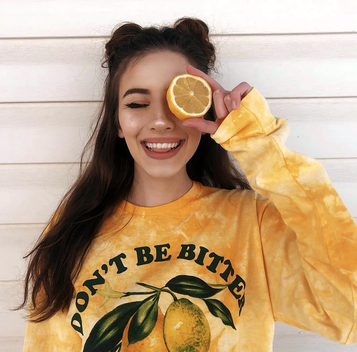 Девушка с лимоном