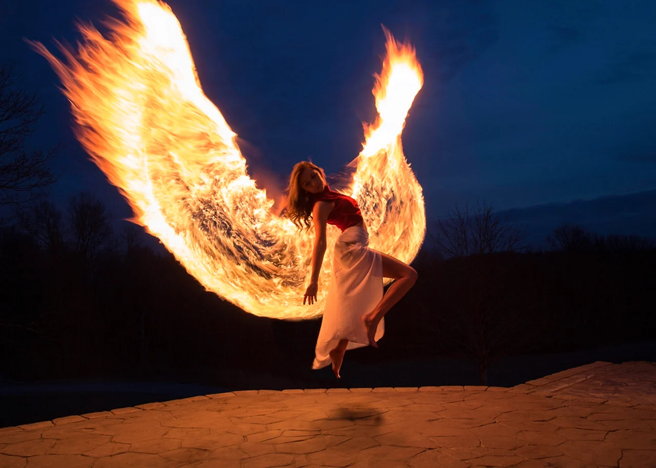 Девушка с огненными крыльями