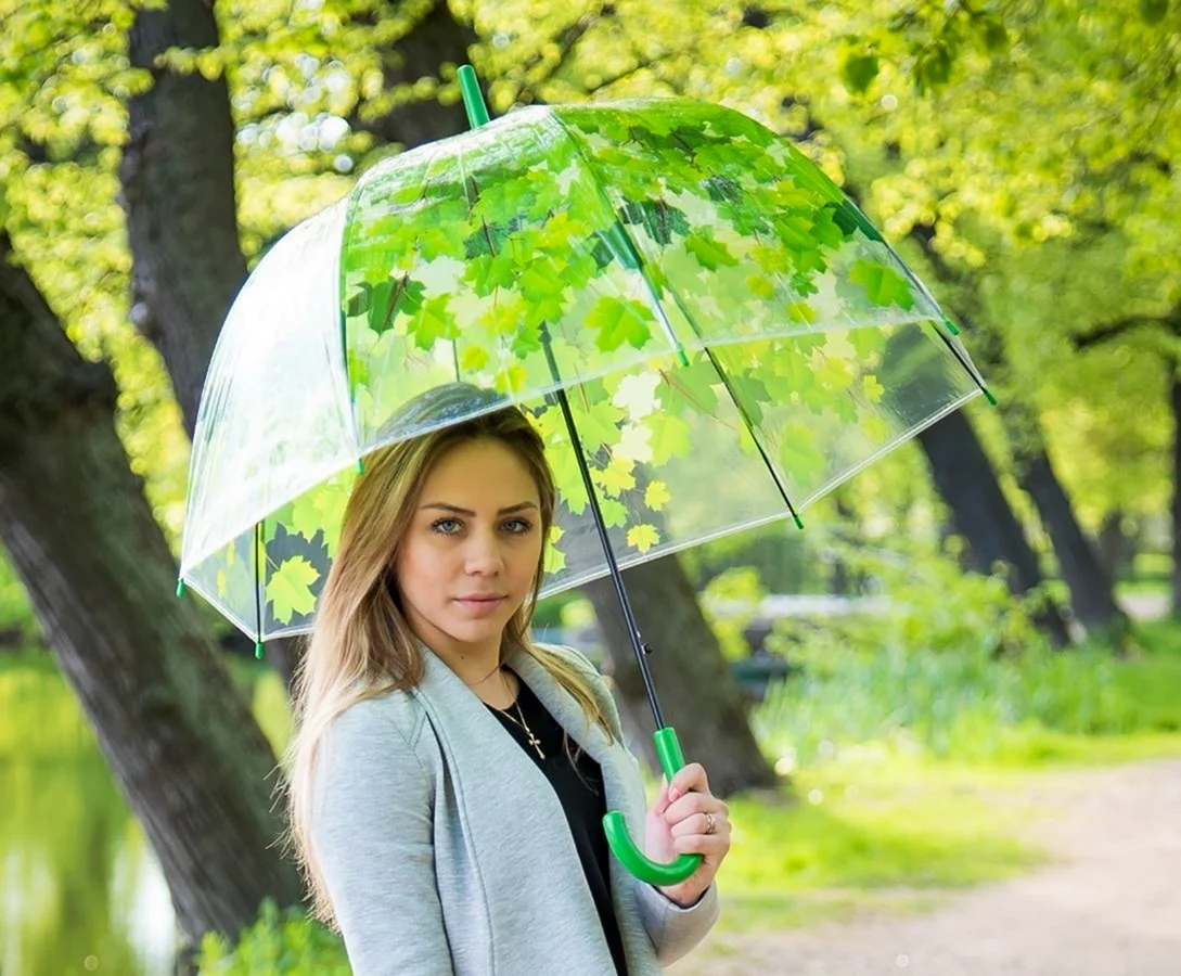 Девушка с прозрачным зонтом