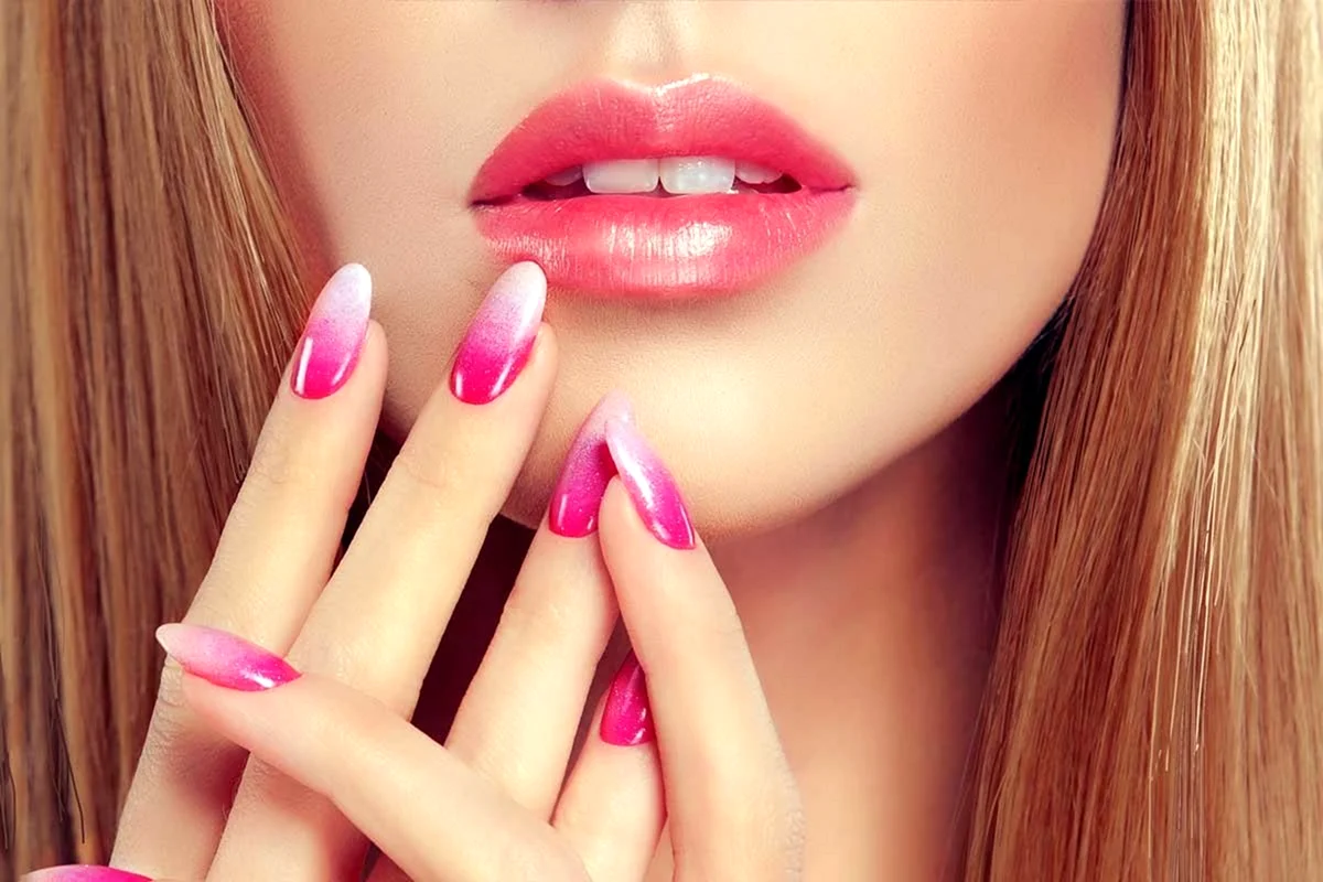Девушка с розовыми ногтями