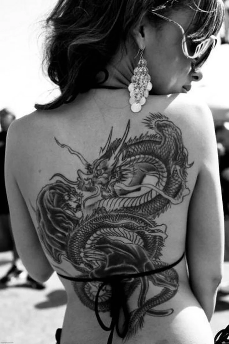 Девушка с татуировкой дракона Татуировка