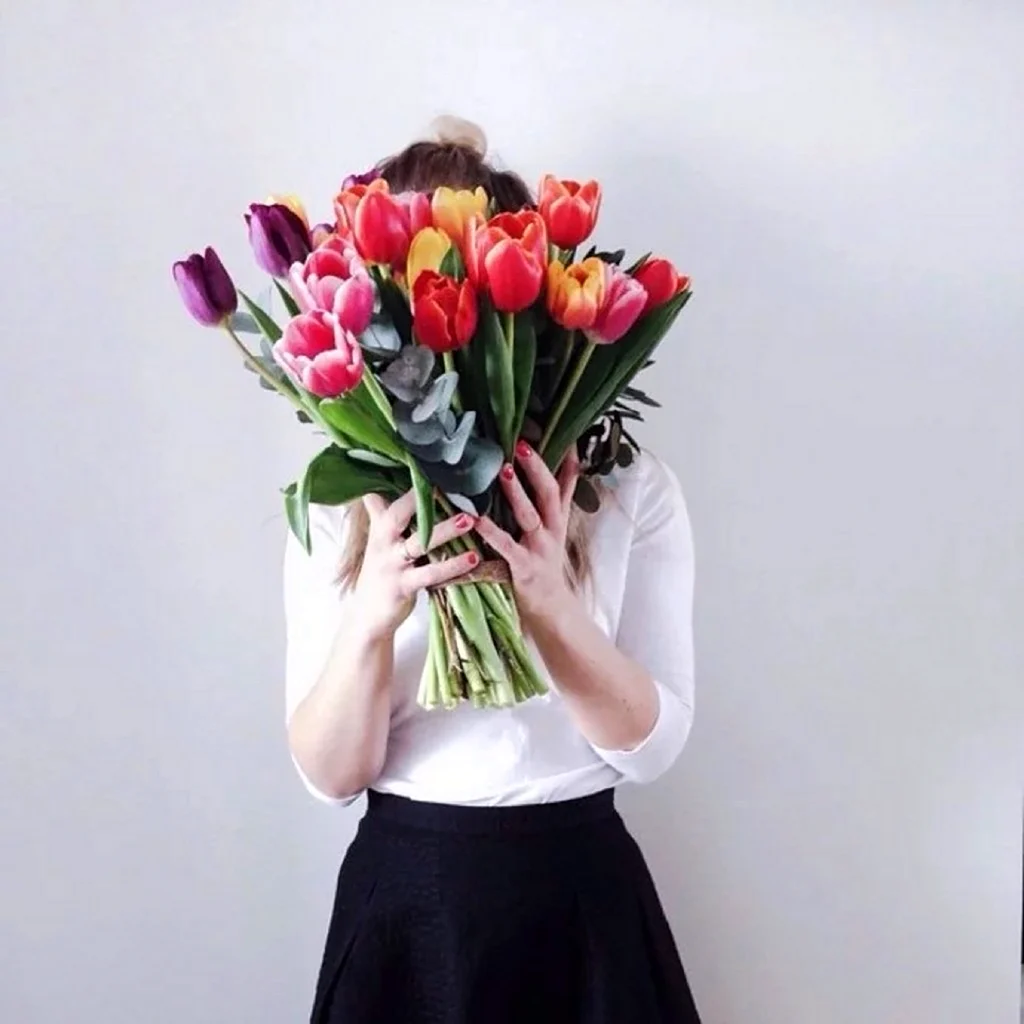 Девушка с тюльпанами без лица