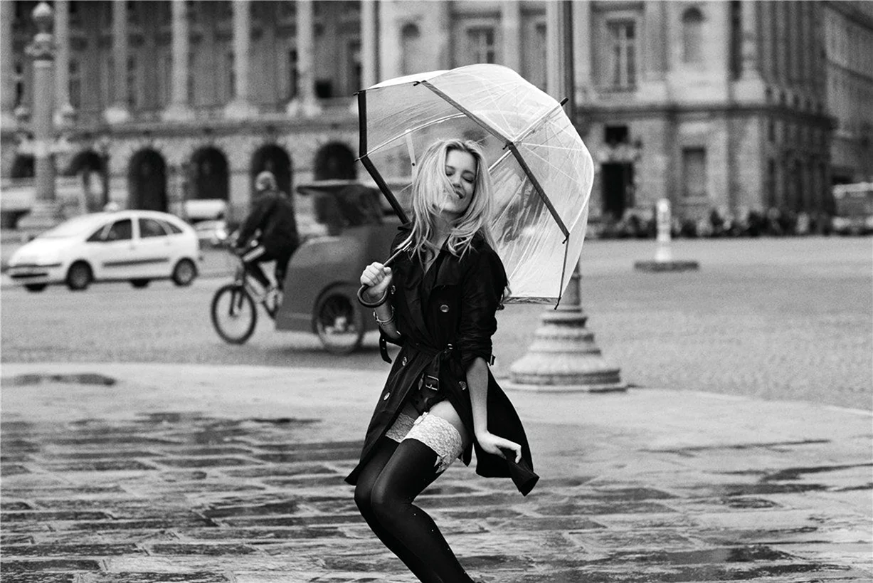 Девушка с зонтиком под дождем