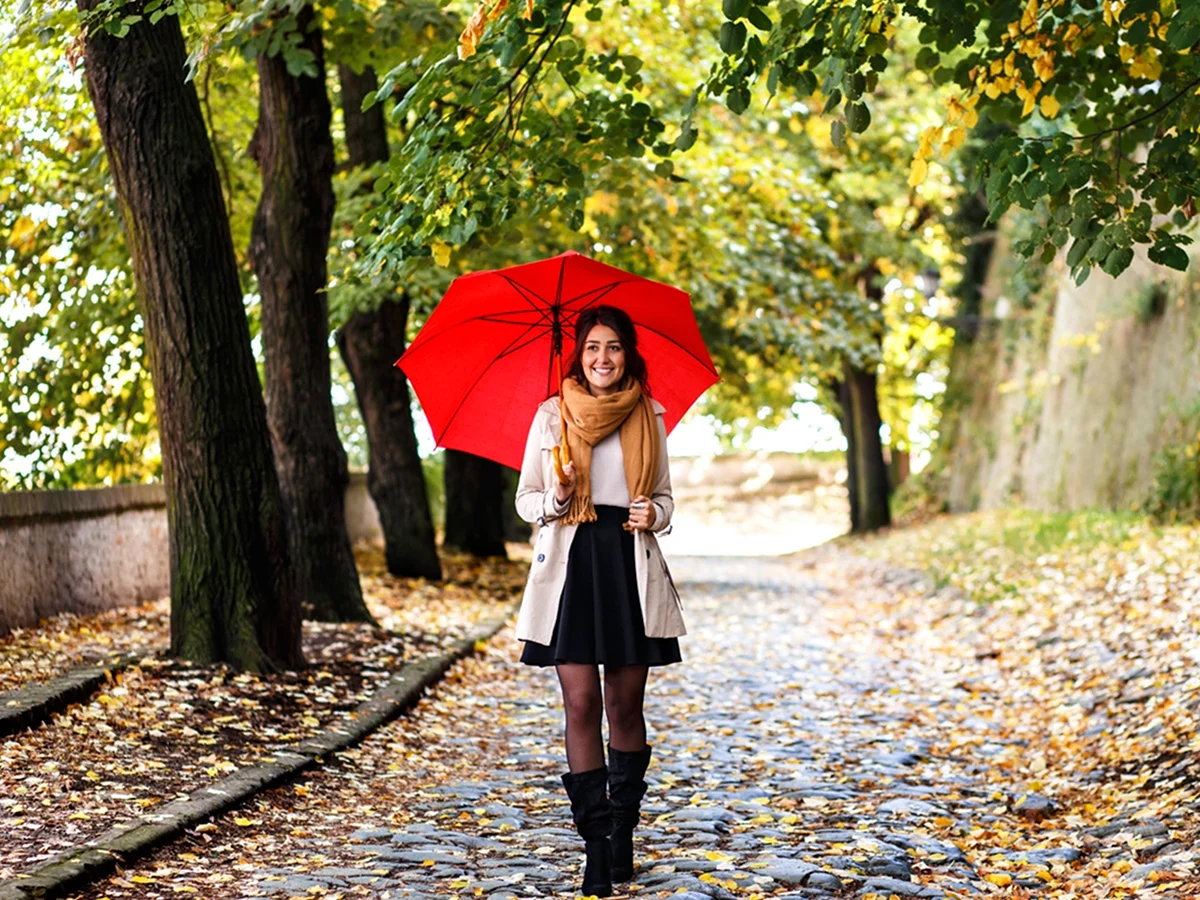 Девушка с зонтом осень