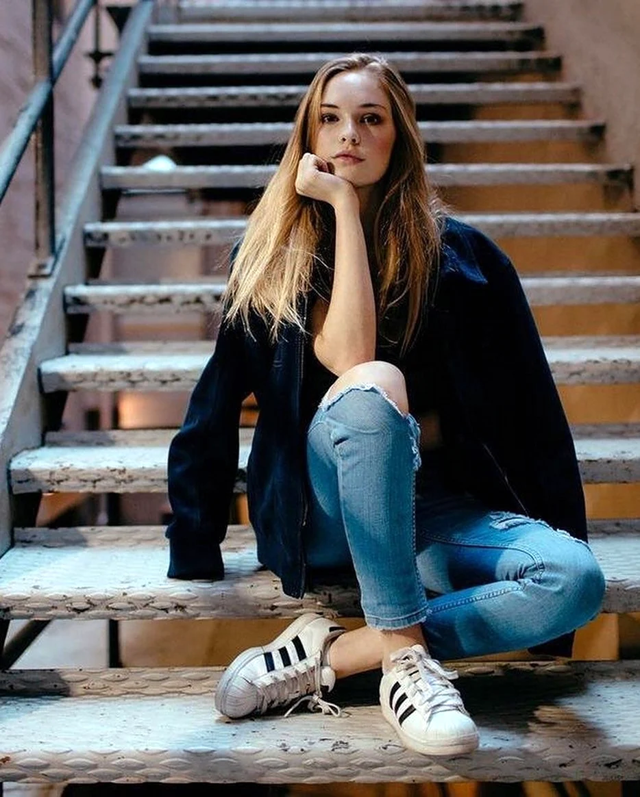 Девушка сидит на ступеньках