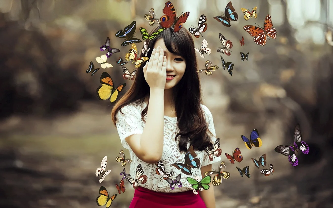 Девушка среди бабочек