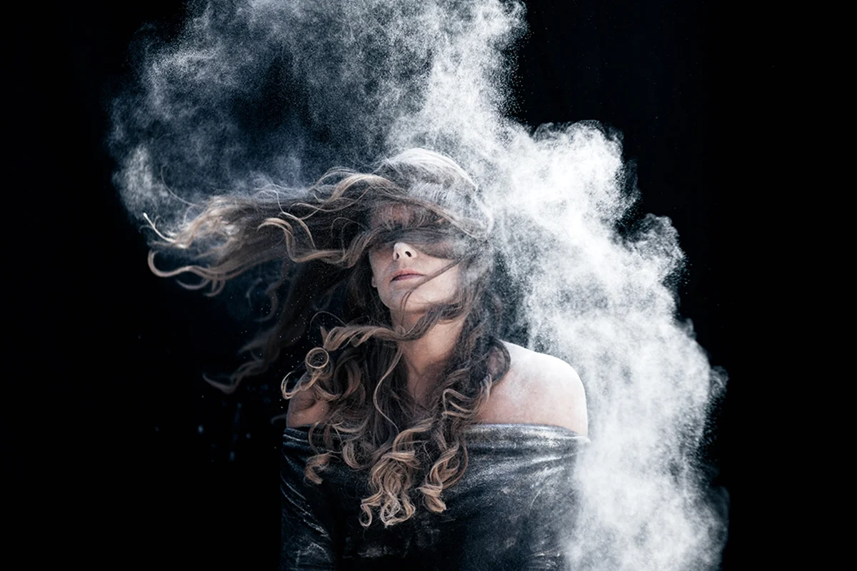 Девушка танцует в дыму