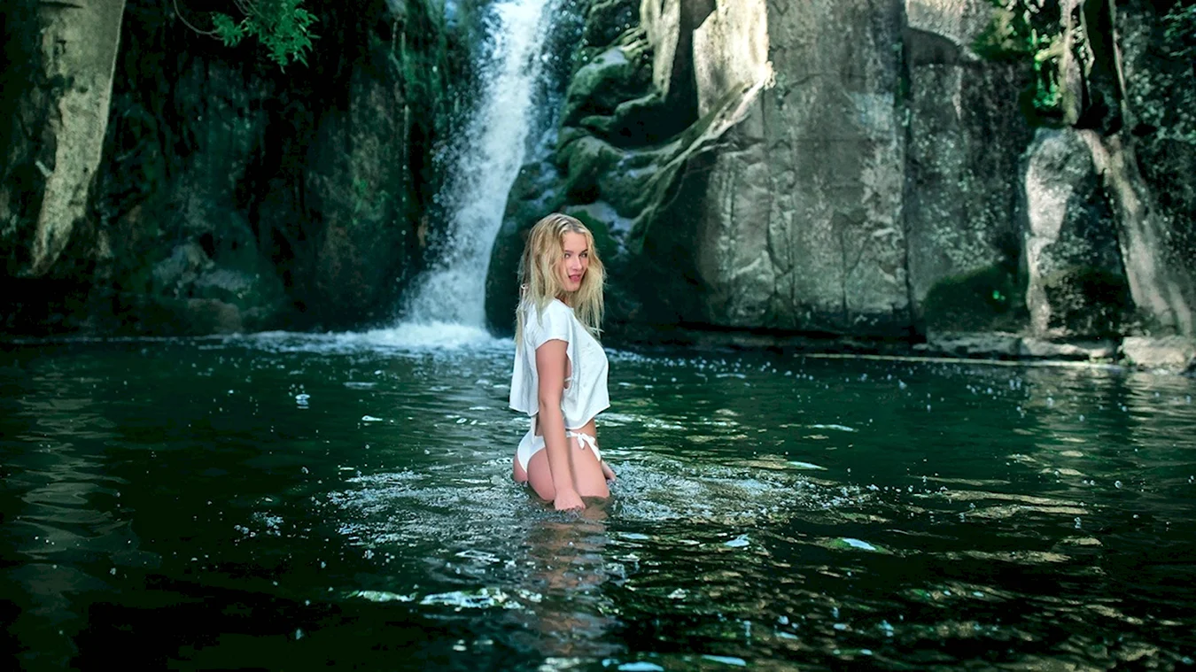 Девушка у водопада
