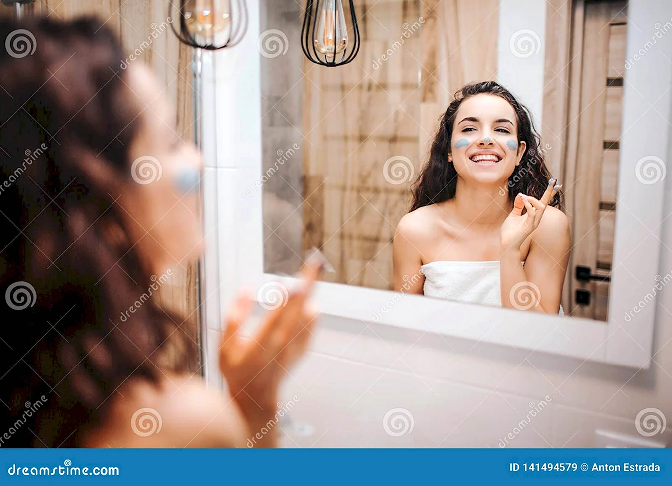 Девушка улыбается в зеркало
