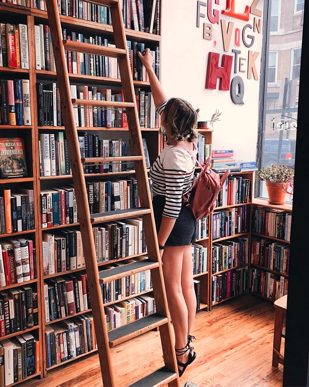 Девушка в библиотеке