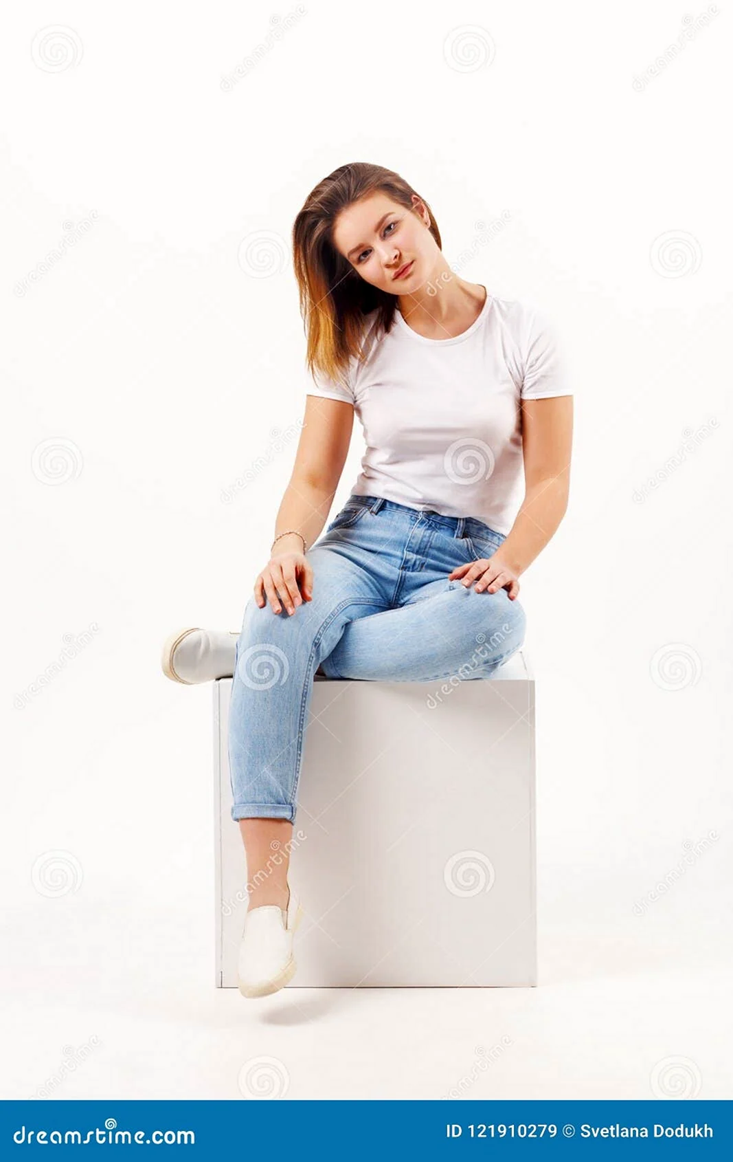 Девушка в джинсах сидит