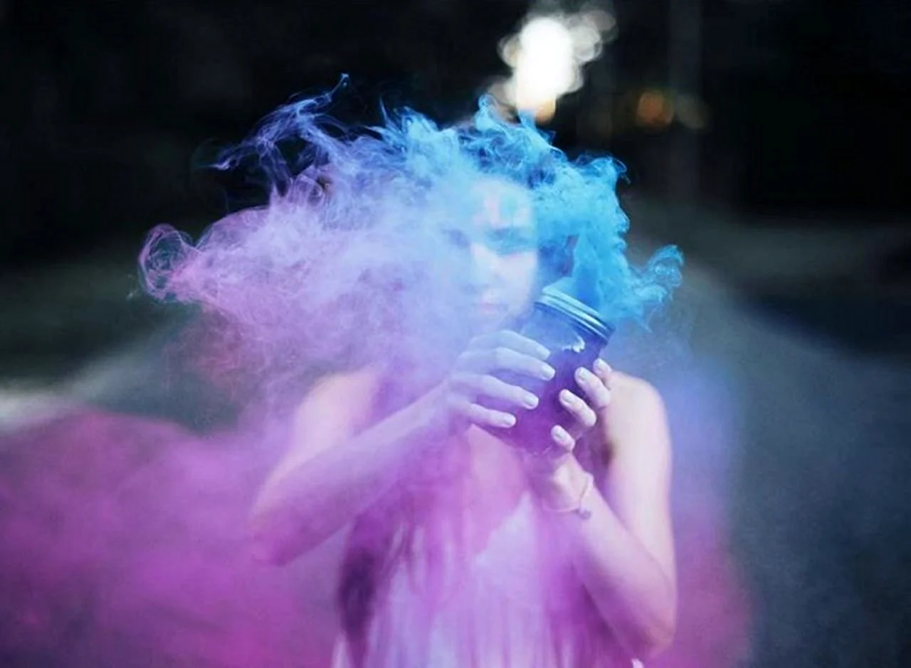 Девушка в фиолетовом дыму