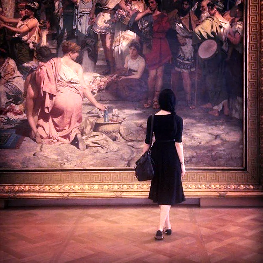 Девушка в галерее