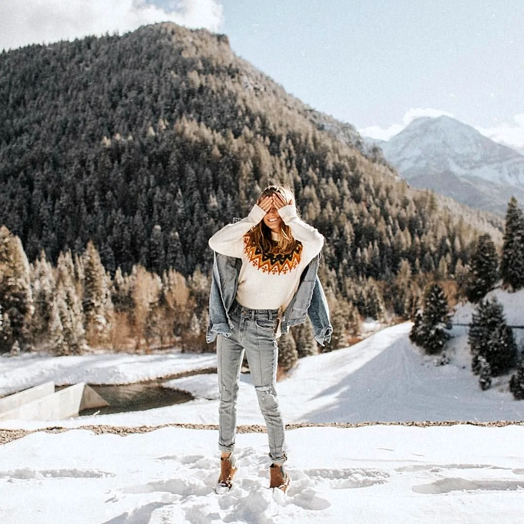Девушка в горах зимой