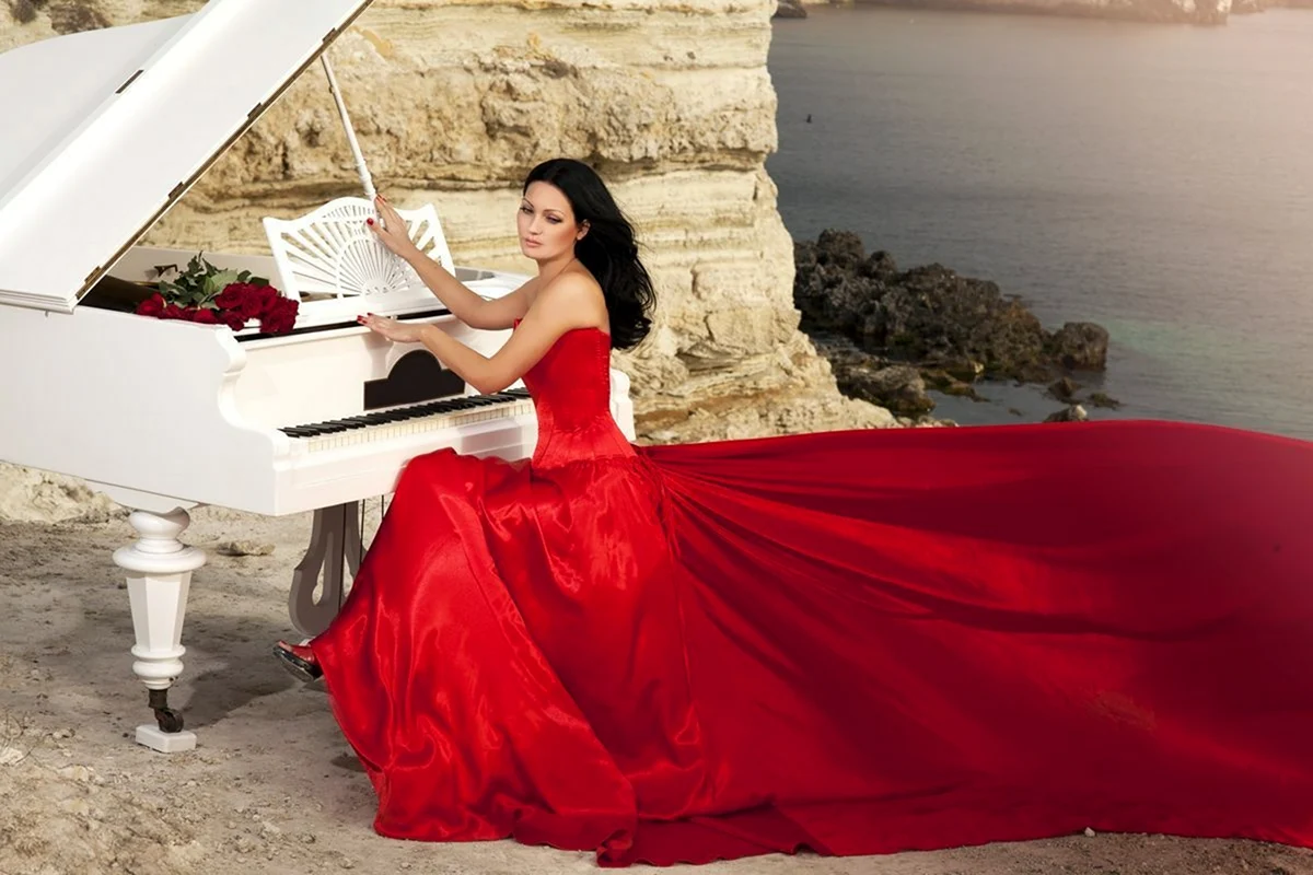 Девушка в Красном платье за роялем
