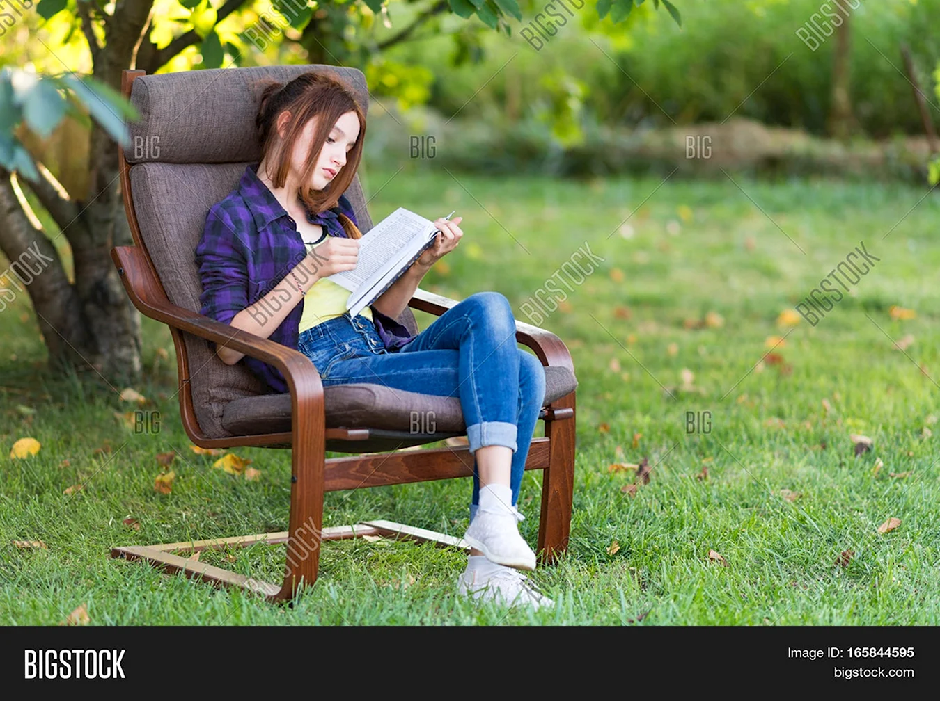 Девушка в кресле с книжкой