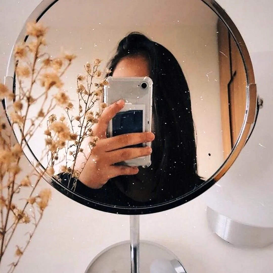 Девушка в круглом зеркале