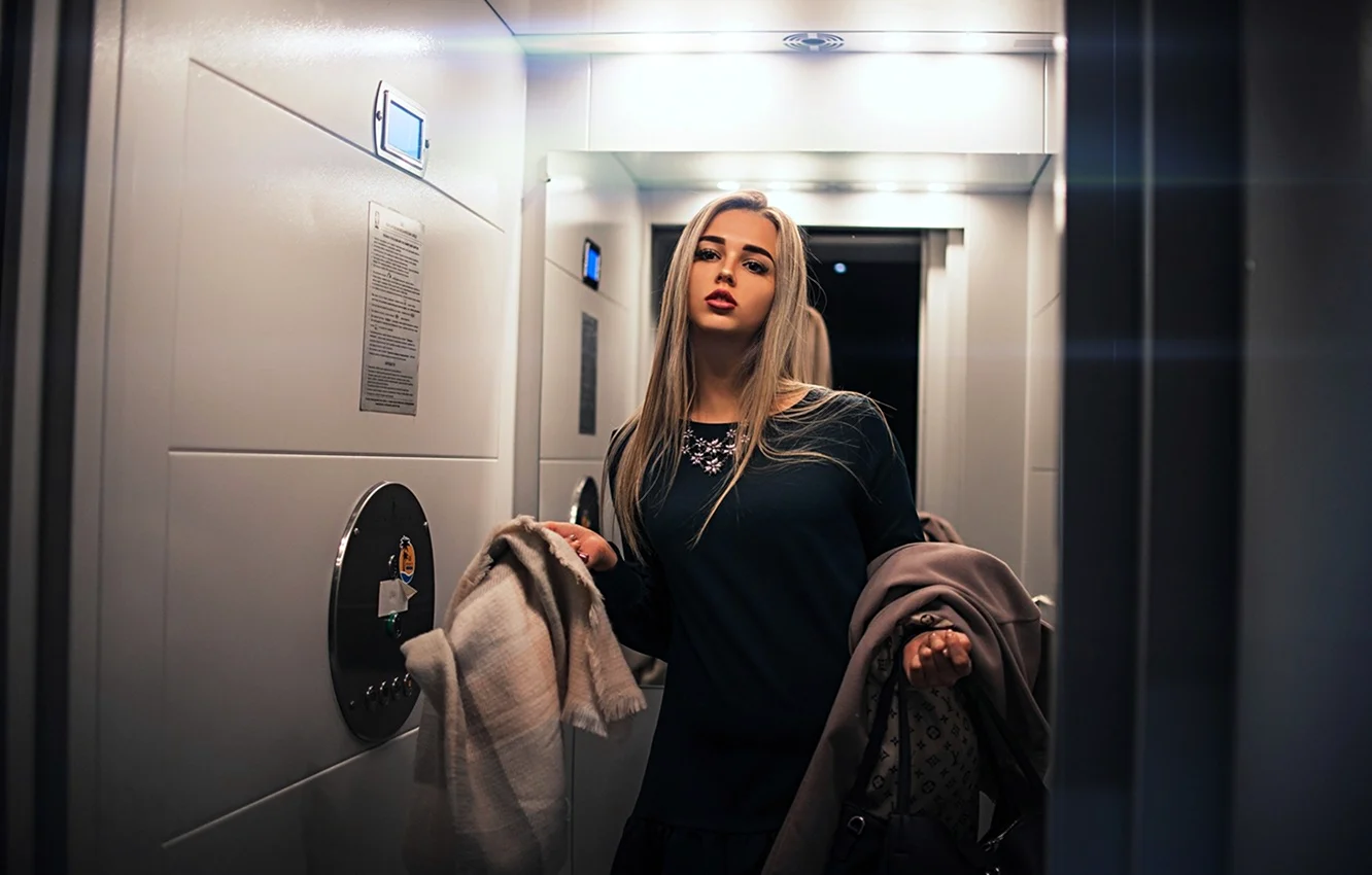 Девушка в лифте