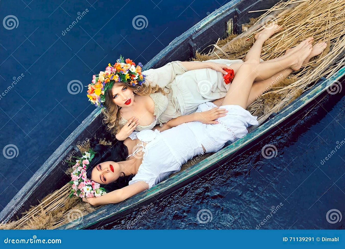 Девушка в лодке