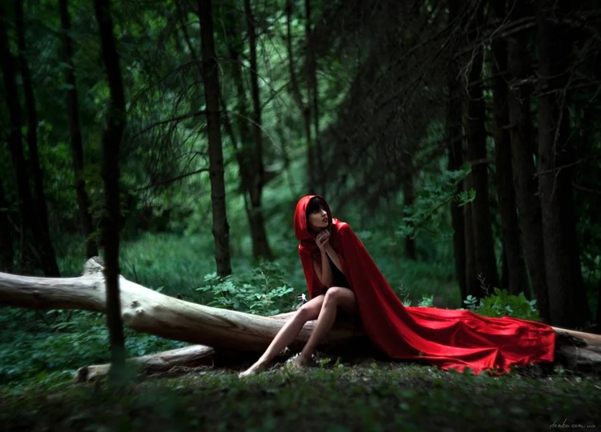 Девушка в мистическом лесу