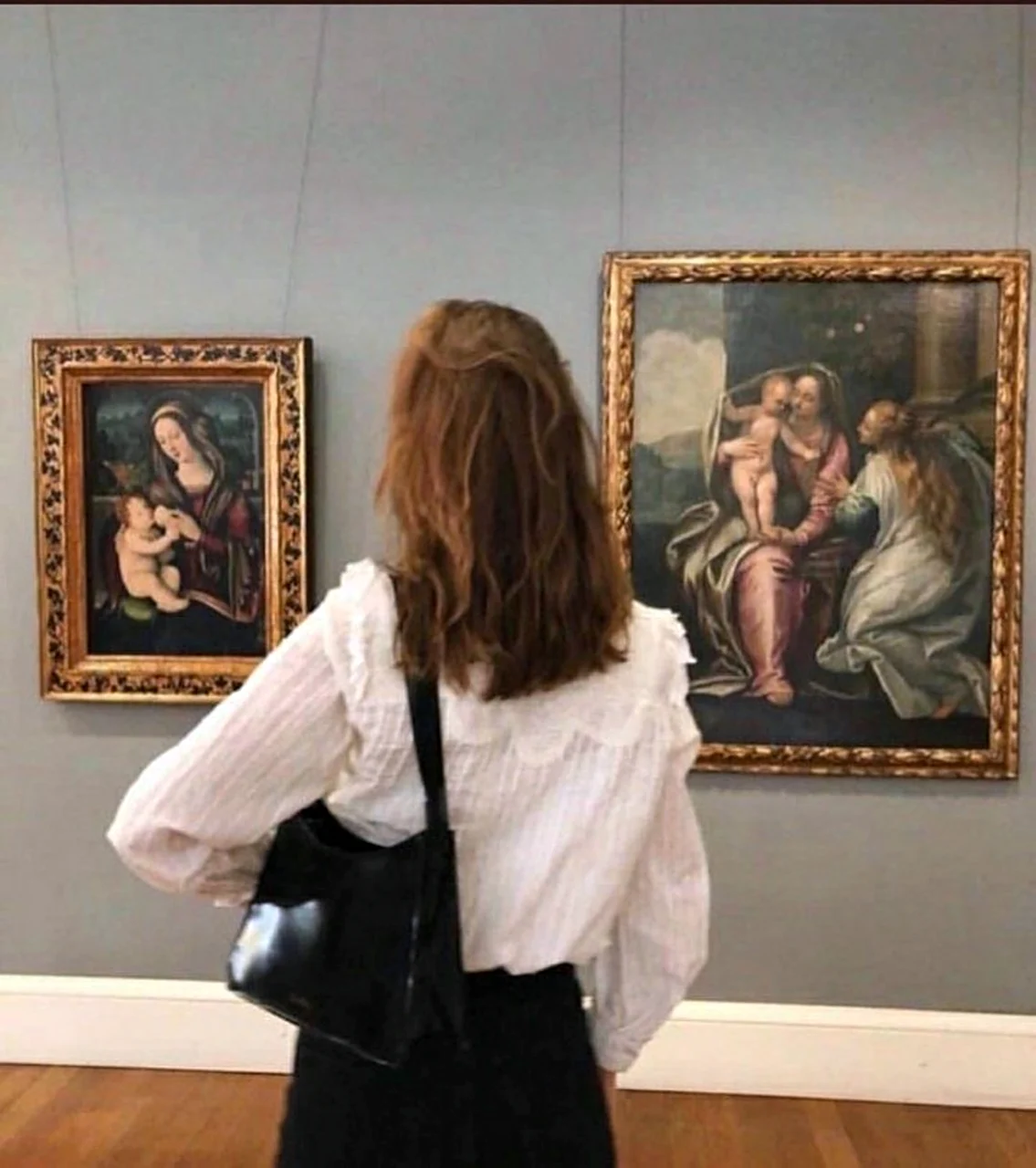 Девушка в музее