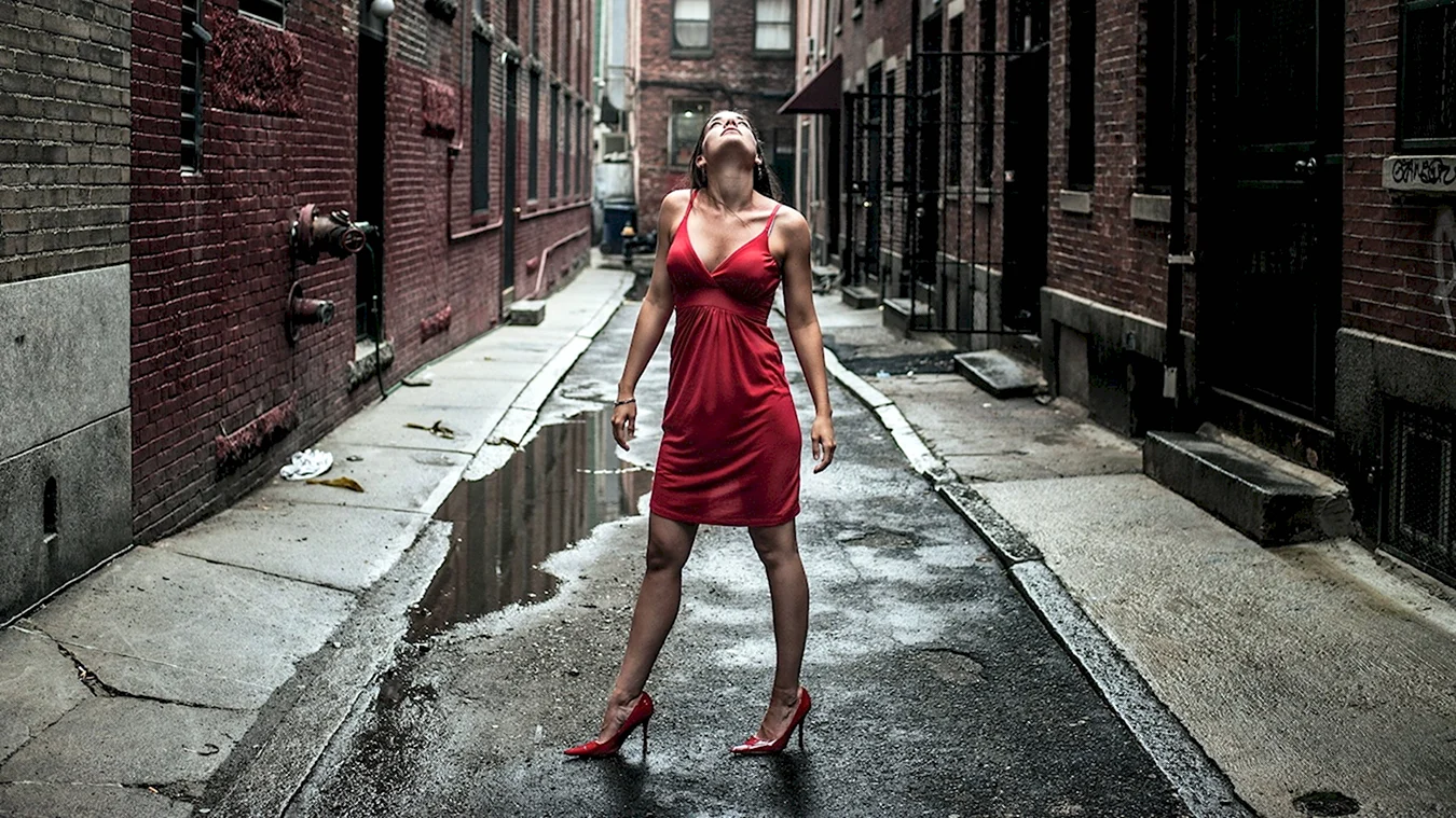 Девушка в платье на улице
