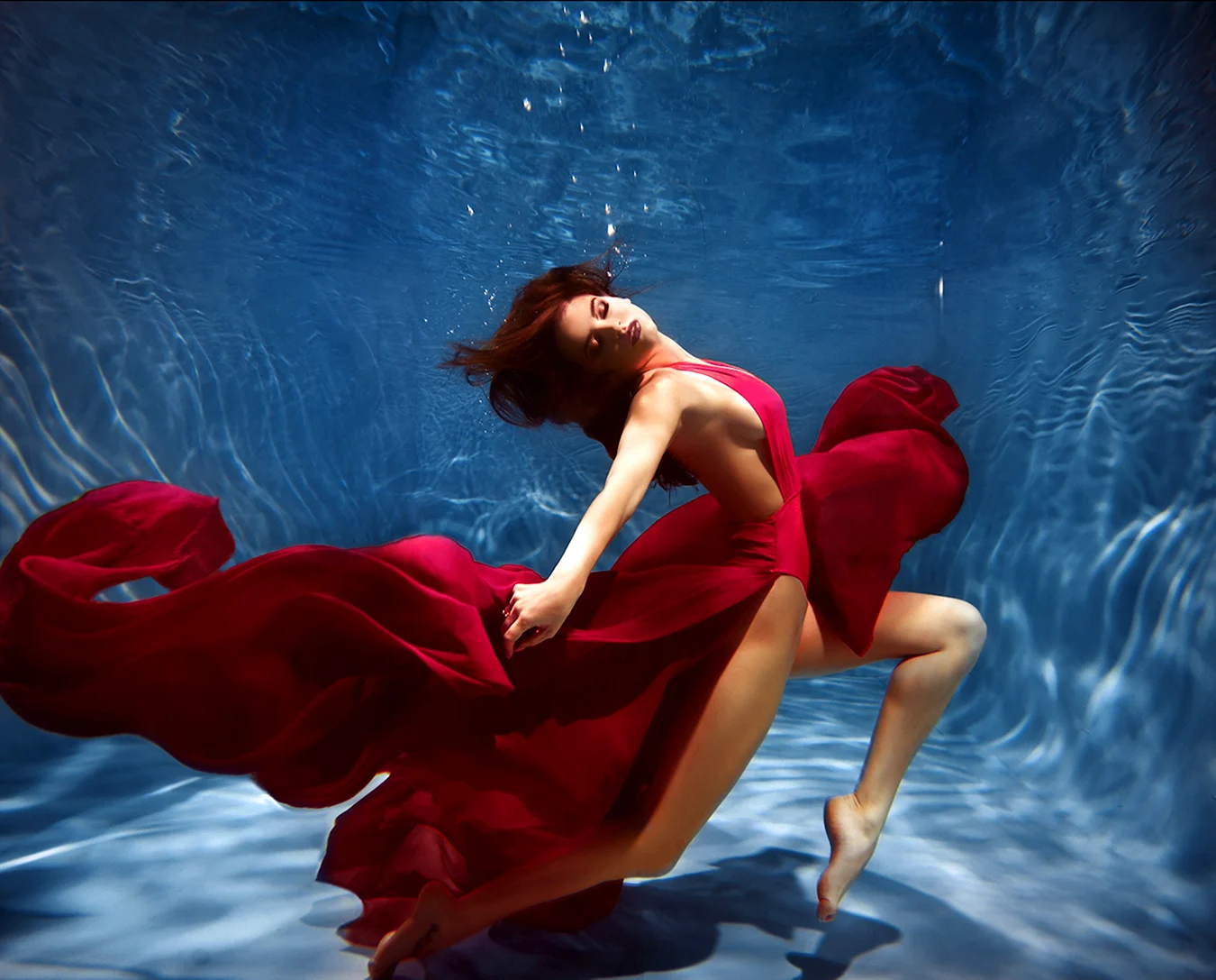 Девушка в платье под водой