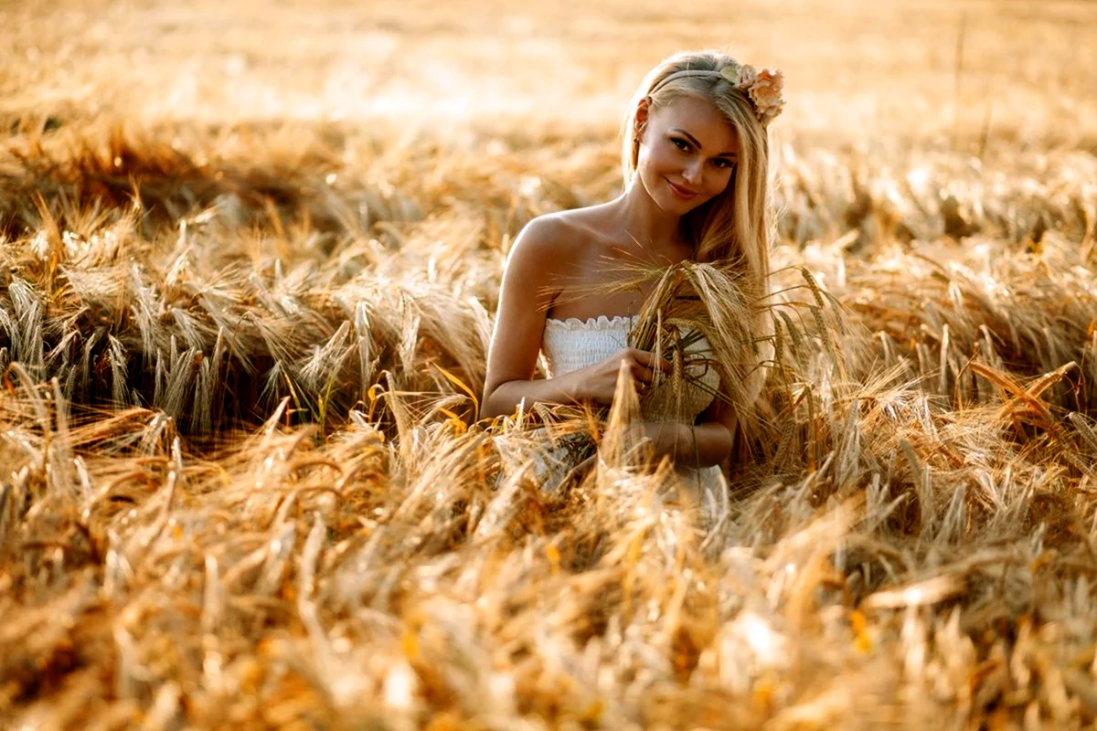 Девушка в пшеничном поле