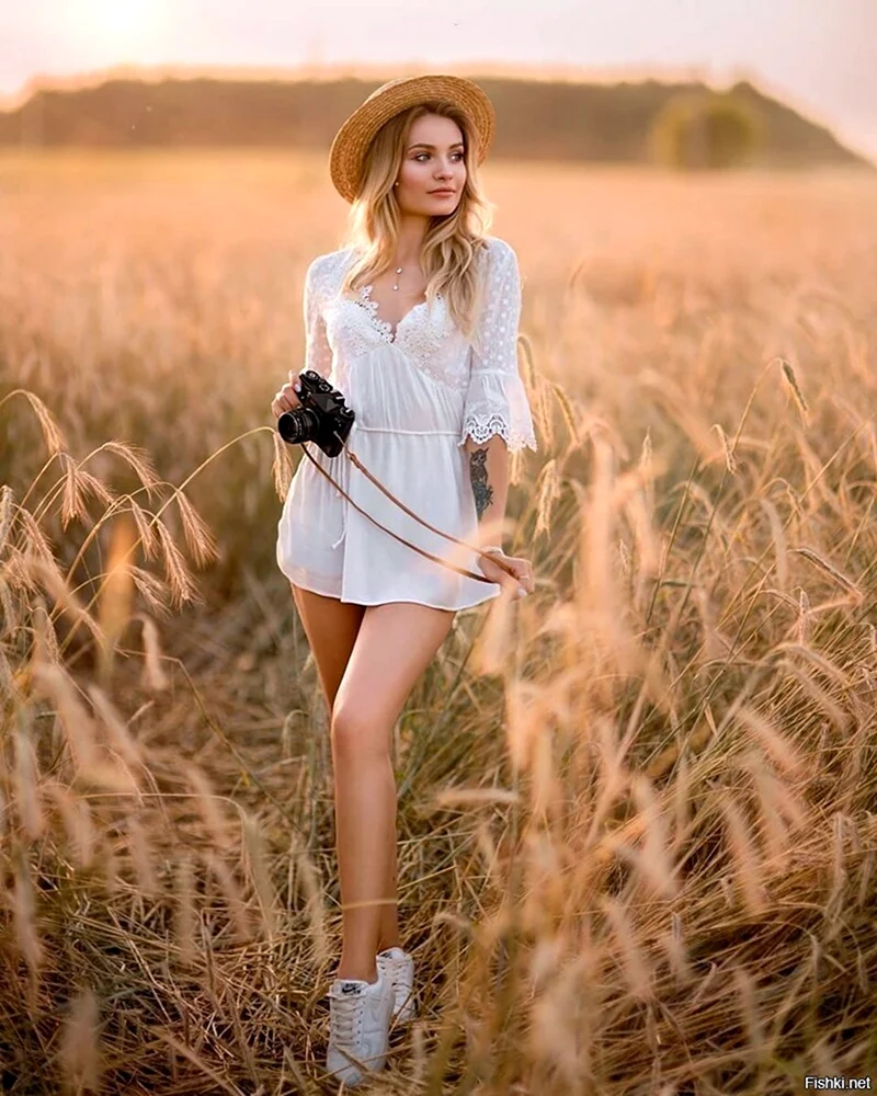 Девушка в пшеничном поле