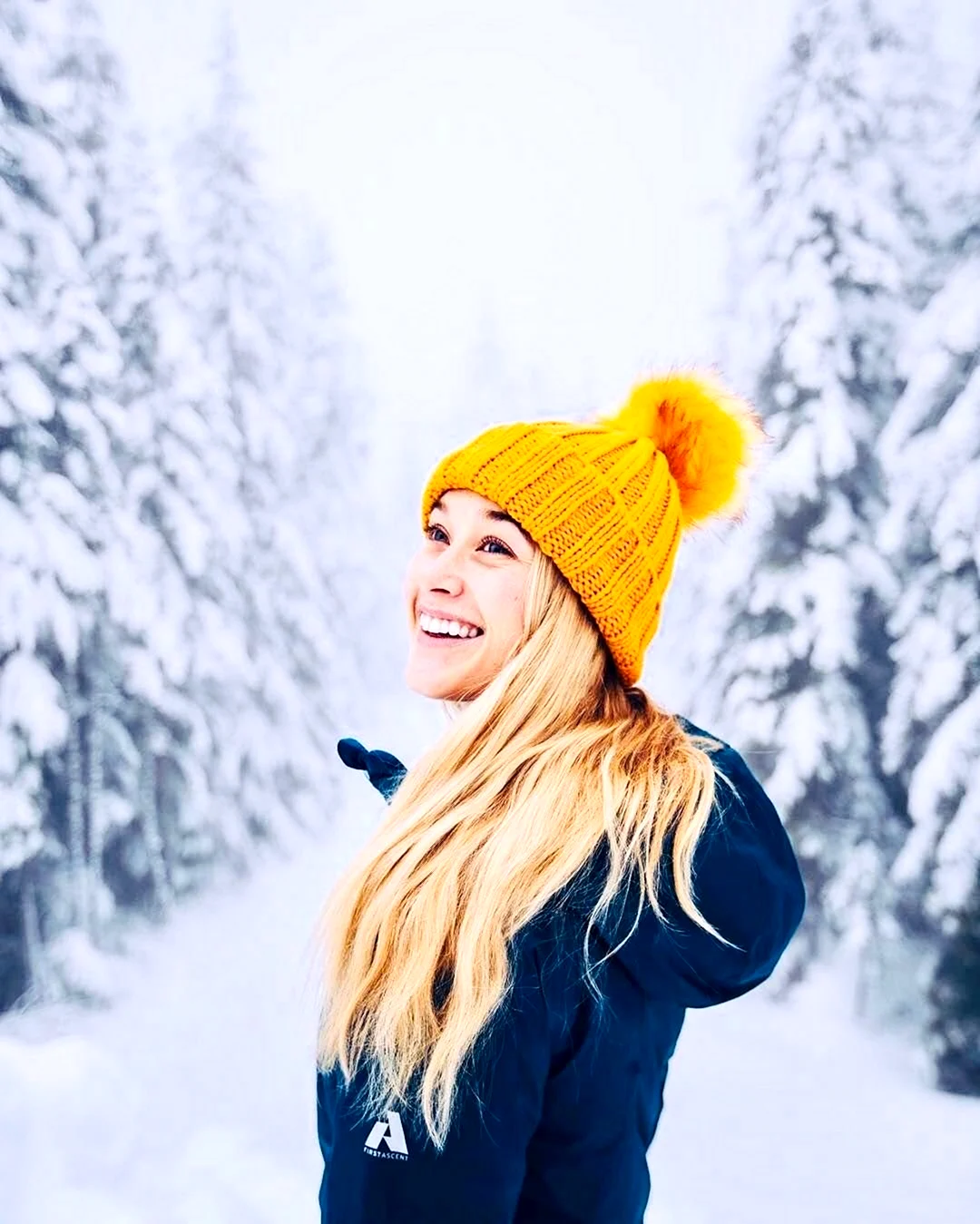 Девушка в шапке зимой