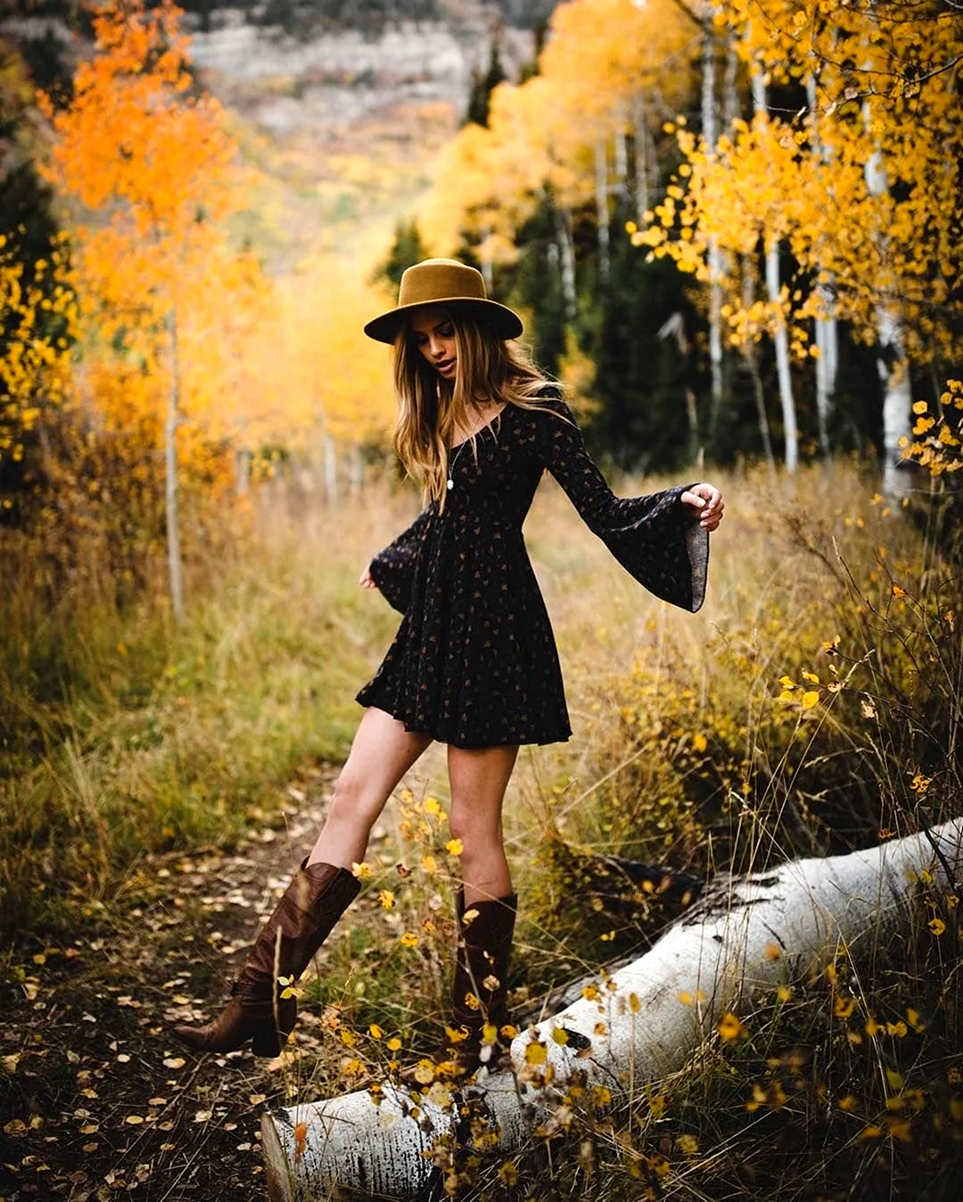 Девушка в шляпе осенью